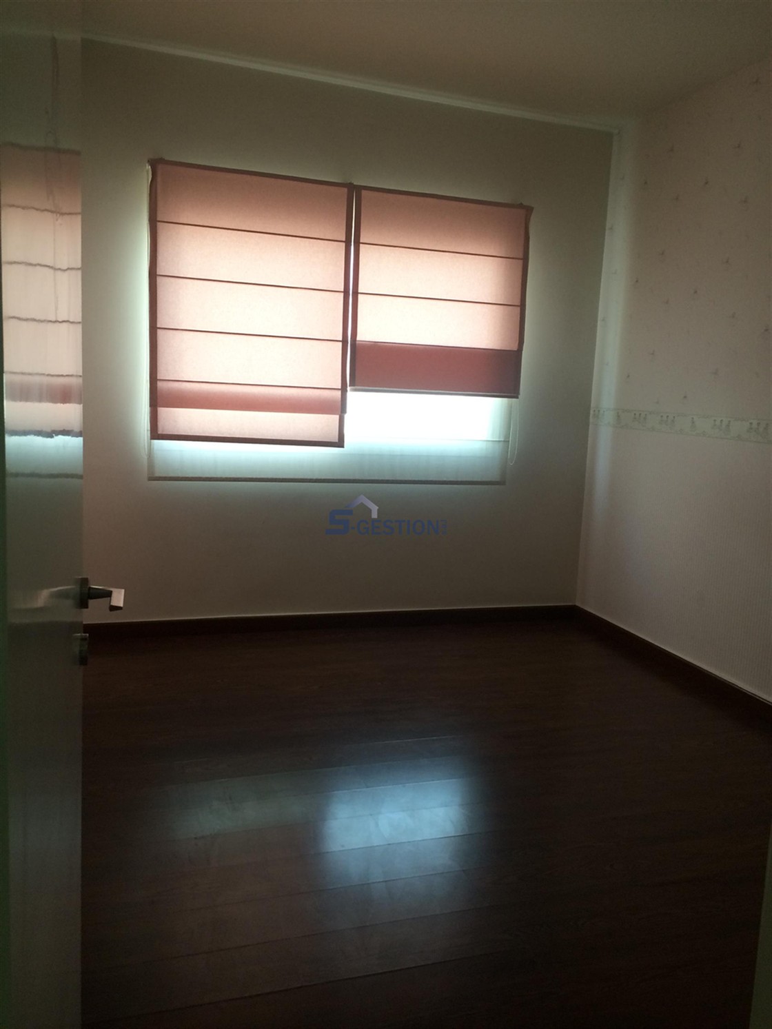 Appartement à V Rented external