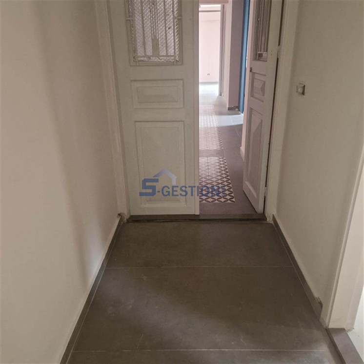 Appartement à V Rented external