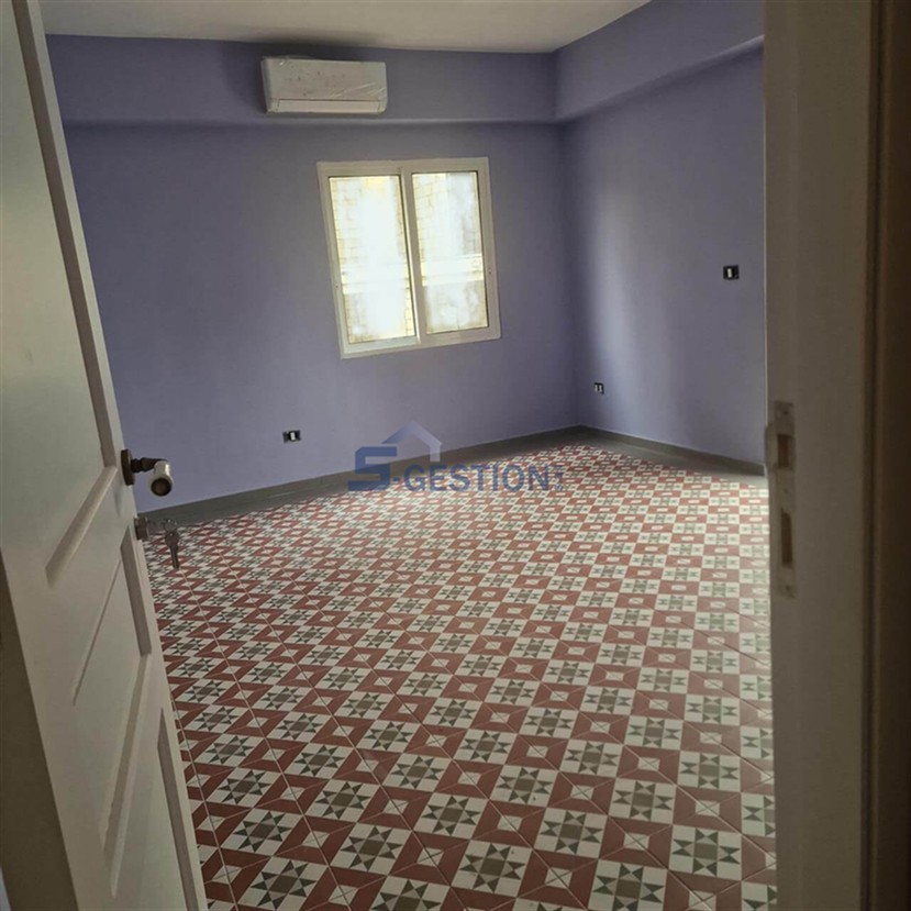 Appartement à V Rented external