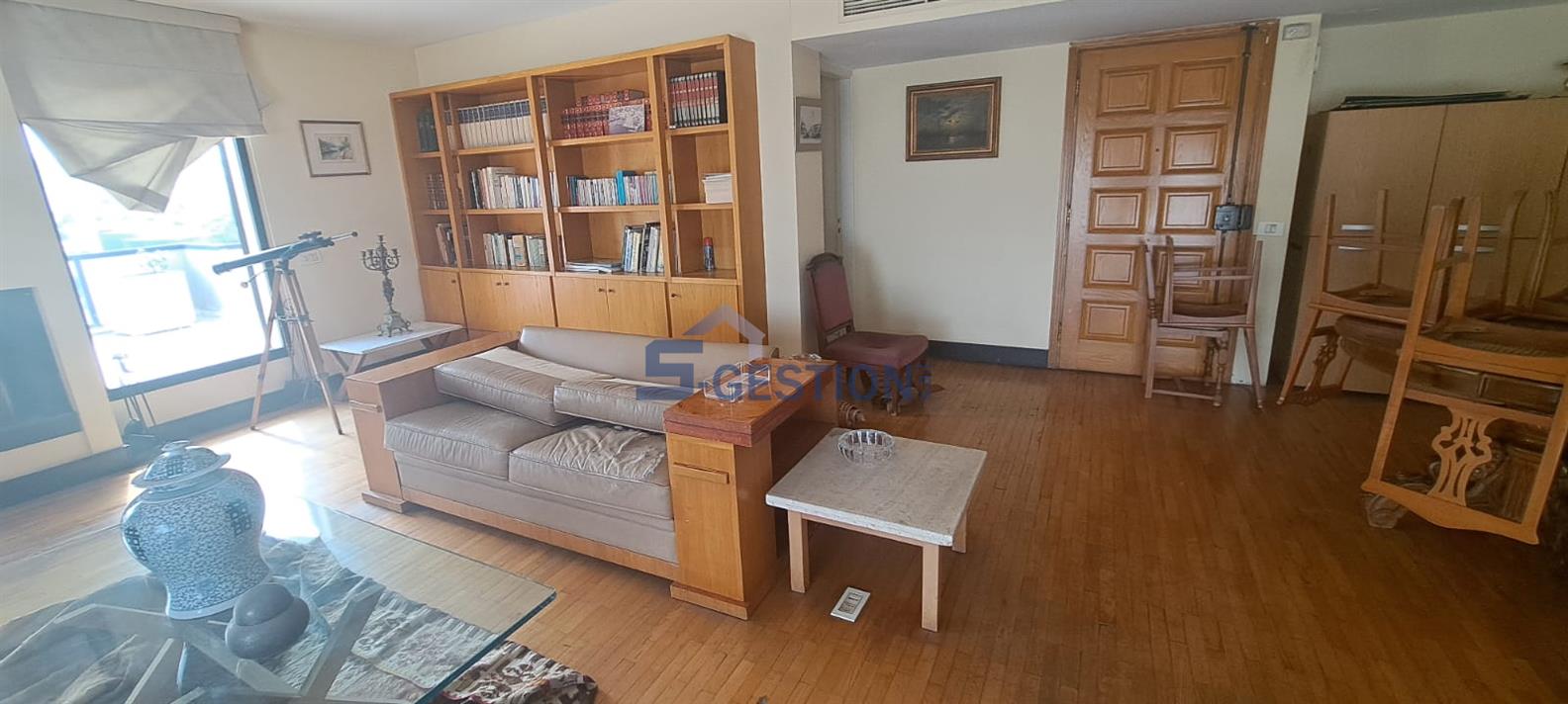 Appartement à V Rented external