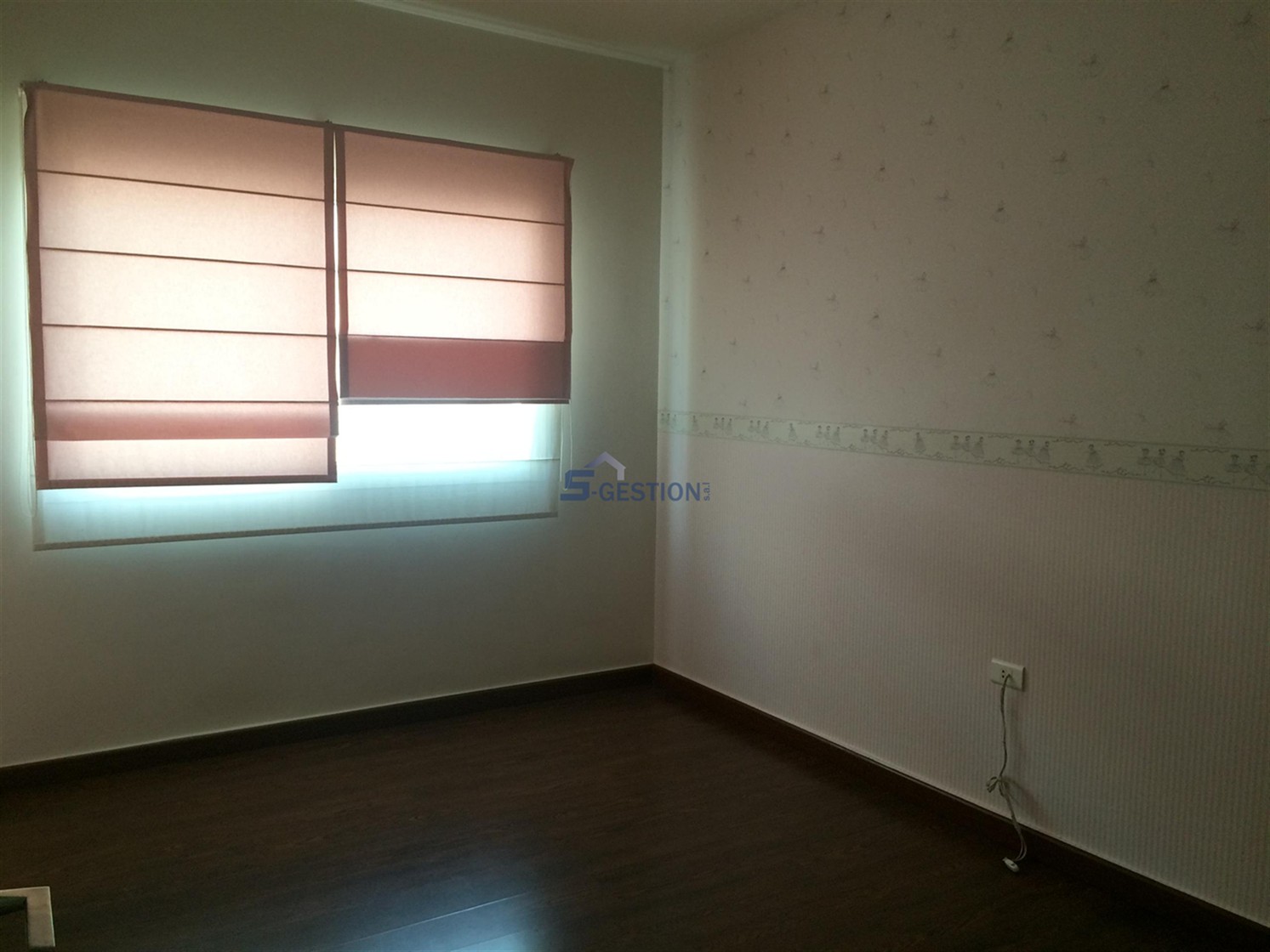 Appartement à V Rented external