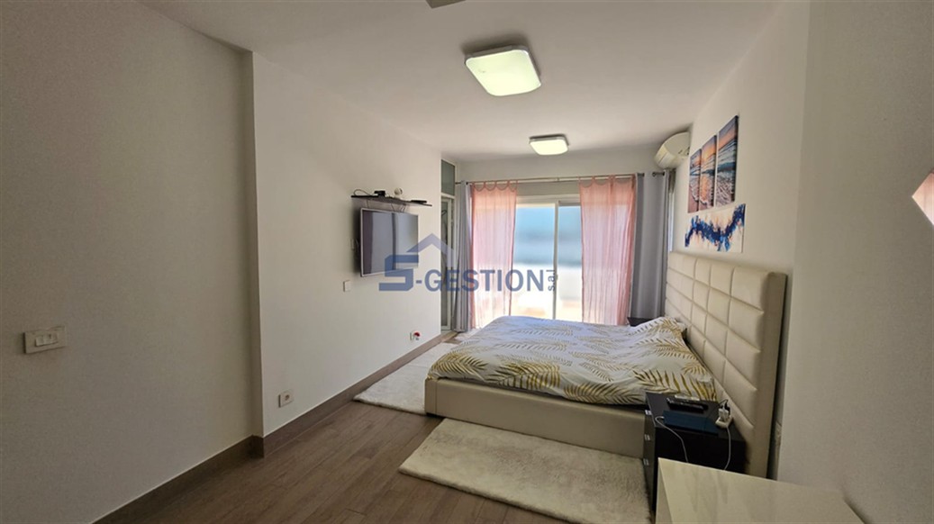 Appartement à V Rented external