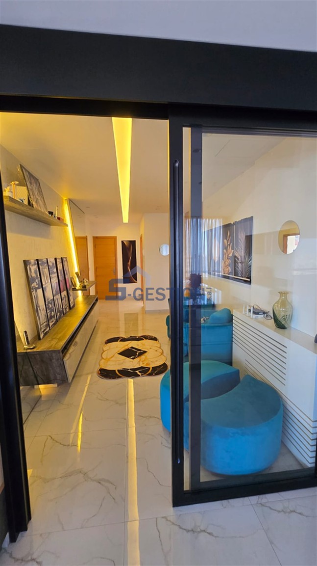 Appartement à V Rented external