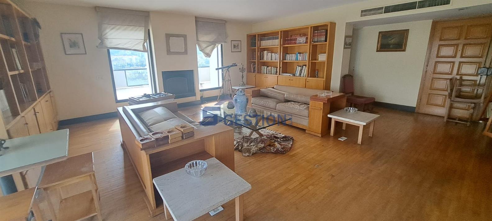 Appartement à V Rented external